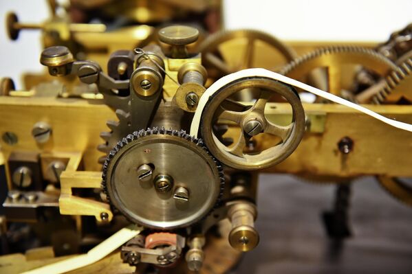 Hjuz je pronalazač prijemnog telegrafskog uređaja kojim je prvi put (1855. godine) ostvarena mogućnost neposrednog štampanja slova na prijemnoj traci.  - Sputnik Srbija