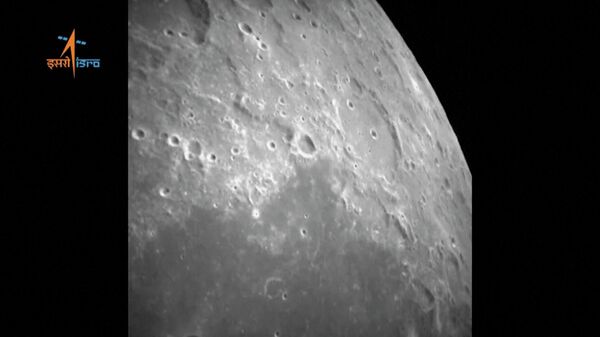 Indijska svemirska letelica „Čandrajan-3“ uspešno je sletela blizu južnog pola Meseca, - Sputnik Srbija