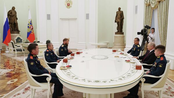 Sastanak ruskog predsednika Vladimira Putina sa posadom tenka Aljoša u Kremlju - Sputnik Srbija