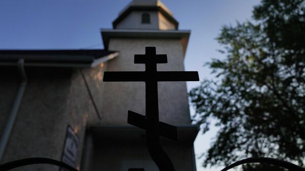 Православни крст испред цркве - Sputnik Србија