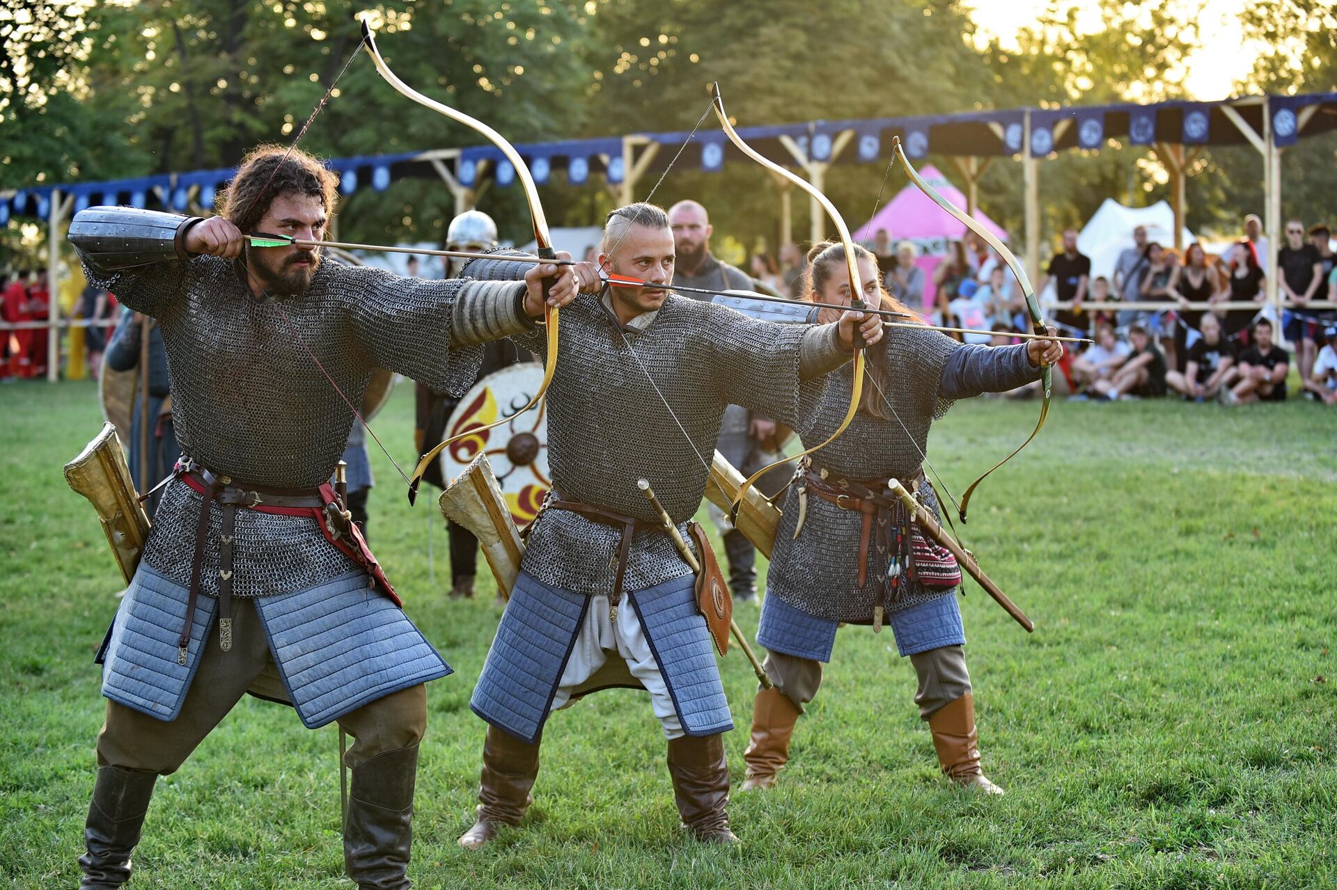 Srednjevekovni borac je morao dobro da savlada veštinu gađanja lukom i strelom Srednjevekovni borac je morao dobro da savlada veštinu gađanja lukom i strelom - Sputnik Srbija, 1920, 28.08.2023