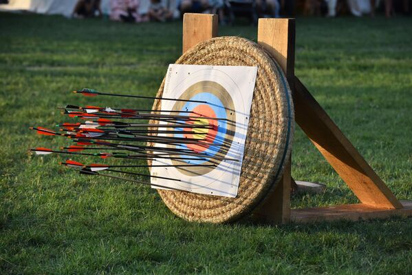 Meta zasuta kišom strela bugarskih takmičara. - Sputnik Srbija