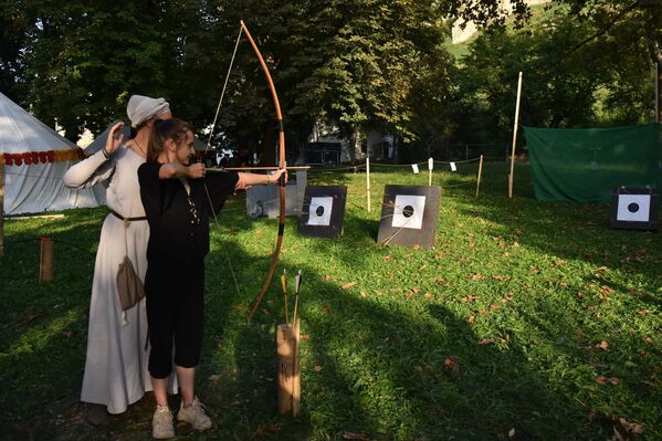 Publika je pauze između borbi iskoristila za učenje baratanja lukom i strelom. - Sputnik Srbija