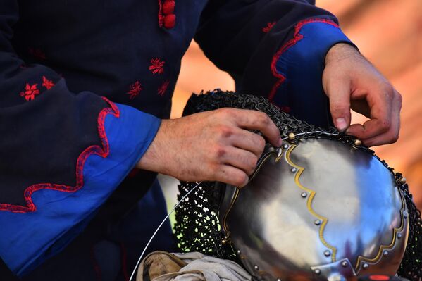 Ručna izrada  Basineta ─ srednjevekovnog  vojničkog šlema. - Sputnik Srbija