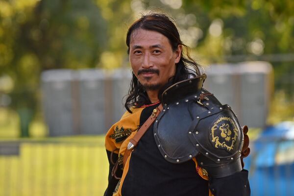 Učesnik festivala koji likom podseća na ratnika velikog Džingis-kana. - Sputnik Srbija