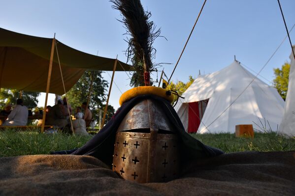 Namera udruženja „Beli orlovi“ je da se savremenom čoveku, a naročito najmlađima, približi način života srednjovekovnog viteza i običnog čoveka. - Sputnik Srbija