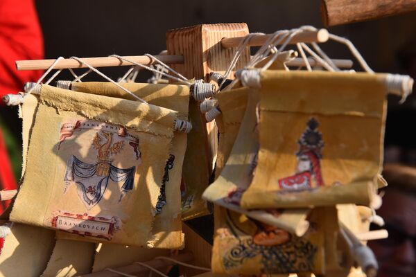 U udruženju „Beli orlovi” se takođe neguju stari zanati. Oni koji su više naklonjeni umetnosti, mogu se oprobati u kaligrafiji, heraldici, slikarstvu, mozaiku ili juvelirstvu. - Sputnik Srbija