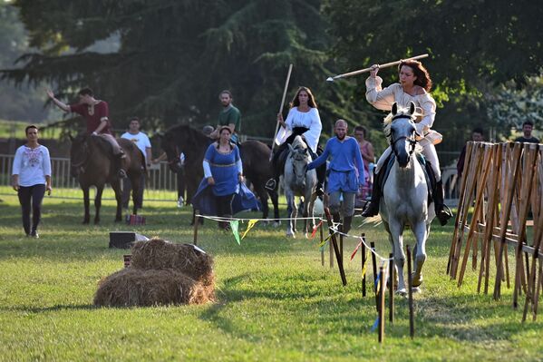 Gađanje kopljem u metu sa konja u galopu iziskuje veliku preciznost i umeće jahanja. - Sputnik Srbija