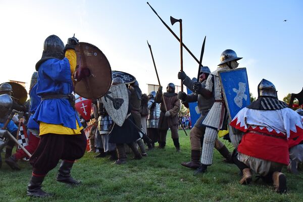 Grupna borba učesnika  Srednjovekovnog festivala „Beli orlovi”. - Sputnik Srbija