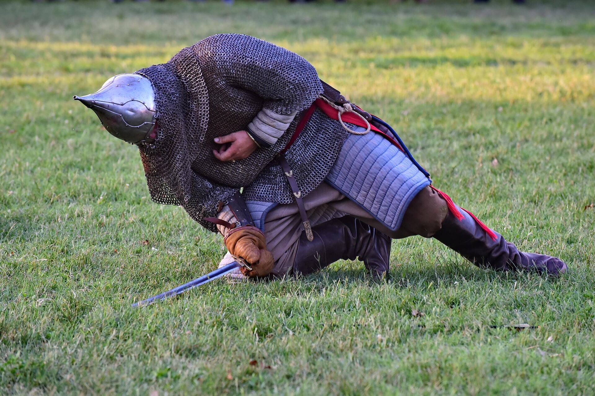 Jedan od učesnika verno prikazuje završetak bitke, na opšte oduševljenje publike koja aplauzom nagrađuje kako borbu, tako i glumačke sposobnosti viteza Jedan od učesnika verno prikazuje završetak bitke, na opšte oduševljenje publike koja aplauzom nagrađuje kako borbu, tako i glumačke sposobnosti viteza - Sputnik Srbija, 1920, 28.08.2023