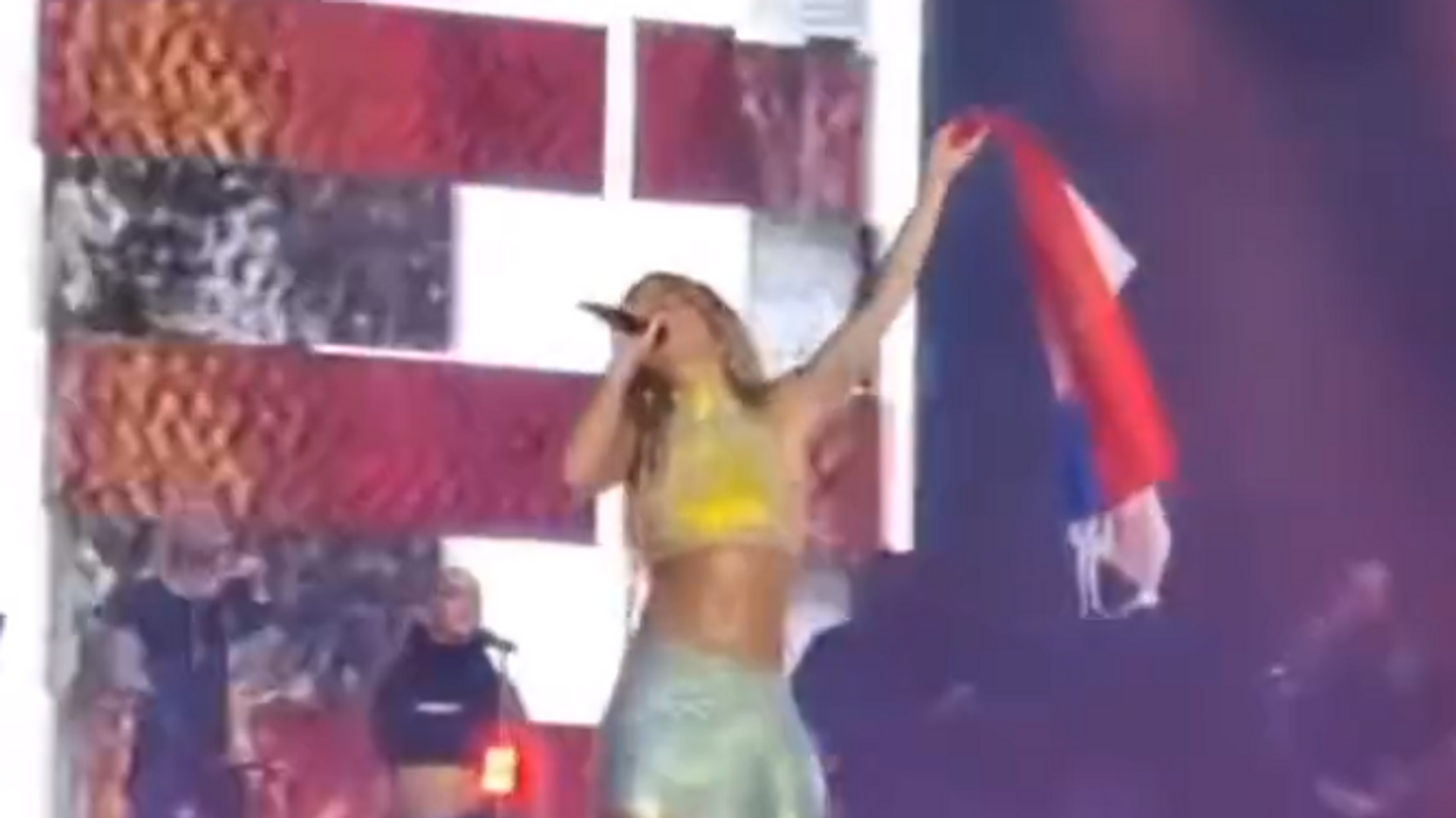 Rita Ora pevala ogrnuta srpskom zastavom /video/ - 27.08.2023, Sputnik  Srbija