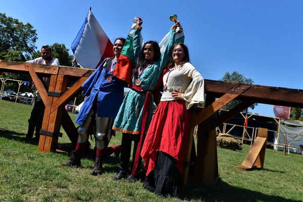 Tri nagrađane dame, među kojimaje i Ruskinja Nastja, pokazuju da  mač i oklop nisu samo svojstvene vitezovima. - Sputnik Srbija