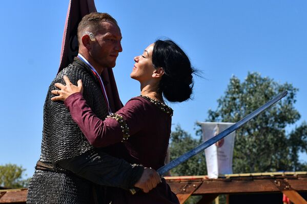 Festival „Beli orlovi” predstavlja jedinstvenu bajku za celu porodicu.  Savremeni vitez i princeza nas svojim odeždama vraćaju u srednji vek. - Sputnik Srbija