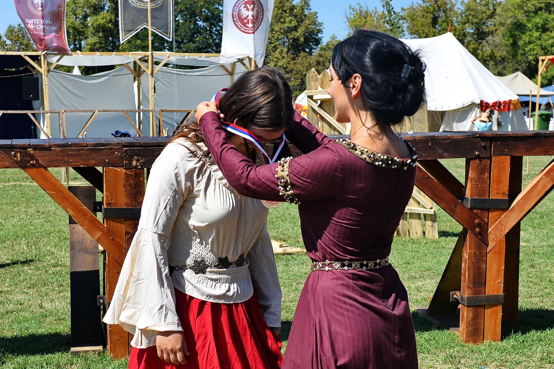 Ruskinji Anastasiji Smurovoj princeza uručuje medalju na osvojenim viteškim igrama Ruskinji Anastasiji Smurovoj princeza uručuje medalju na osvojenim viteškim igrama - Sputnik Srbija, 1920, 28.08.2023