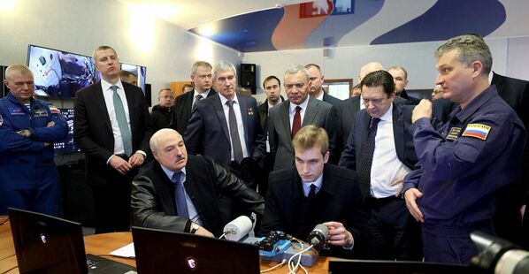 Председник Белорусије је 24. децембра посетио Центар за припрему космонаута Гагарин у Звезданом граду Русије, где је вршен одабир кандидата који ће полетети на Међународну космичку станицу (МКС). Лукашенков син Николај је вежбао спуштање свемирског брода „Сојуз МС“ на МКС.  - Sputnik Србија