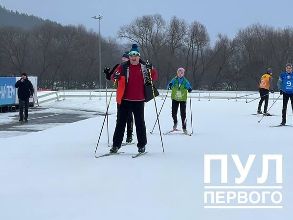 Лукашенко је учествовао у спортском догађају који се одржава сваке године „Минско скијалиште“, а 25. фебруара је одржано у комплексу „Раубичи“. - Sputnik Србија