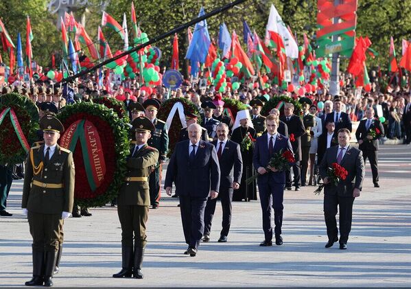 Истог дана је, по традицији, учествовао у свечаној церемонији у част Дана победе у Минску.  - Sputnik Србија