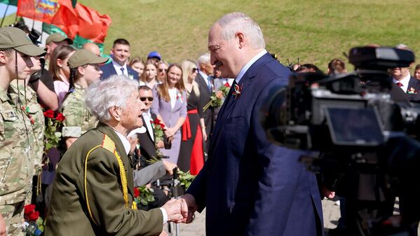 Александар Лукашенко на церемонији полагања венаца и цвећа у меморијалном комплексу Курган слава на Дан независности 3. јула.  - Sputnik Србија