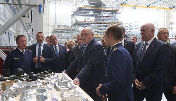 Белоруски лидер се 11. августа упознао са перспективама развоја авионске индустрије у Белорусији. - Sputnik Србија