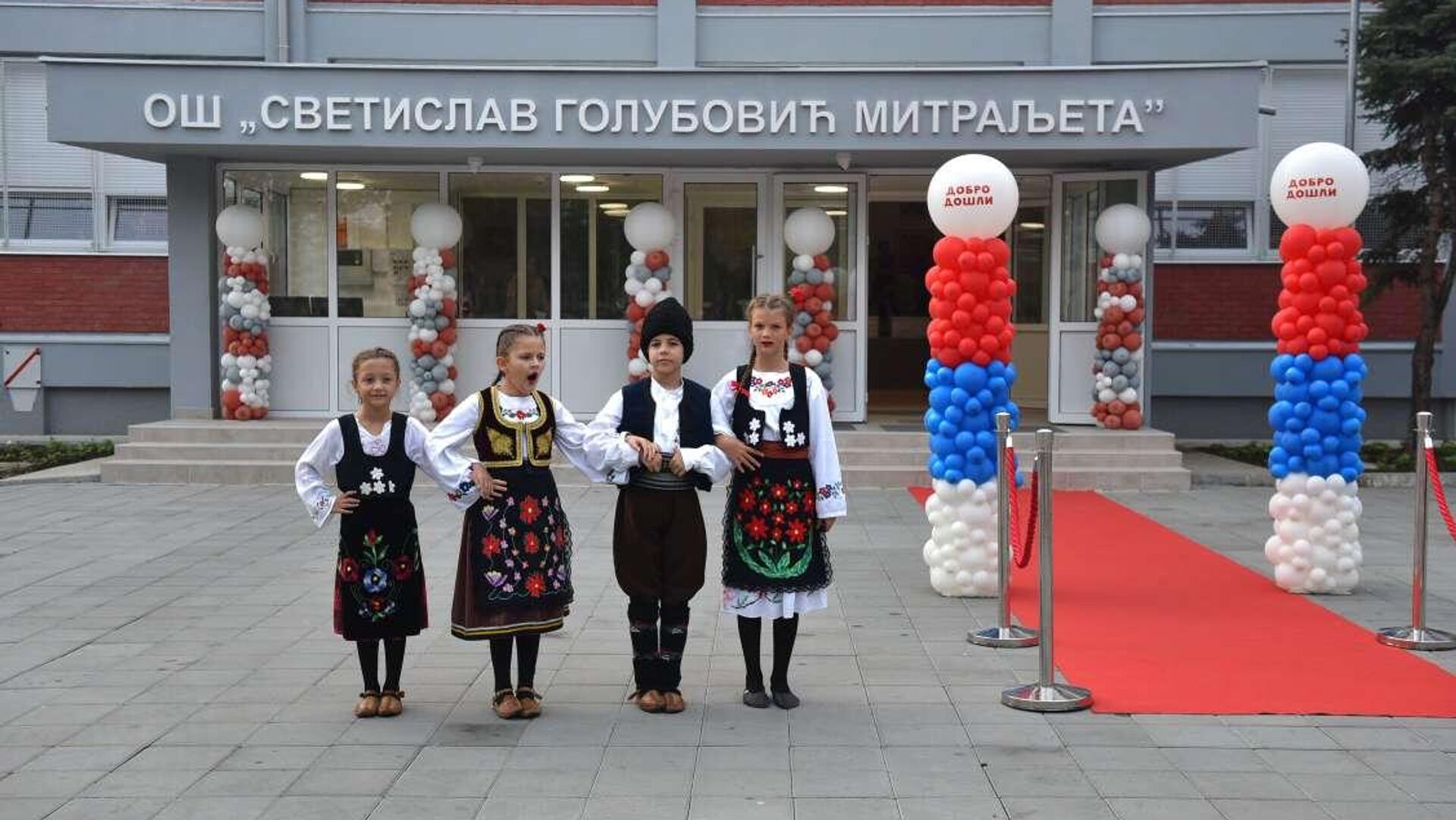 Renovirana OŠ „Svetislav Golubović Mitraljeta“ u Zemunu Renovirana OŠ „Svetislav Golubović Mitraljeta“ u Zemunu - Sputnik Srbija, 1920, 01.09.2023