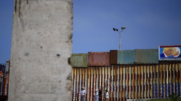 Остаци Берлинског зида на граници Америке и Мексика  - Sputnik Србија