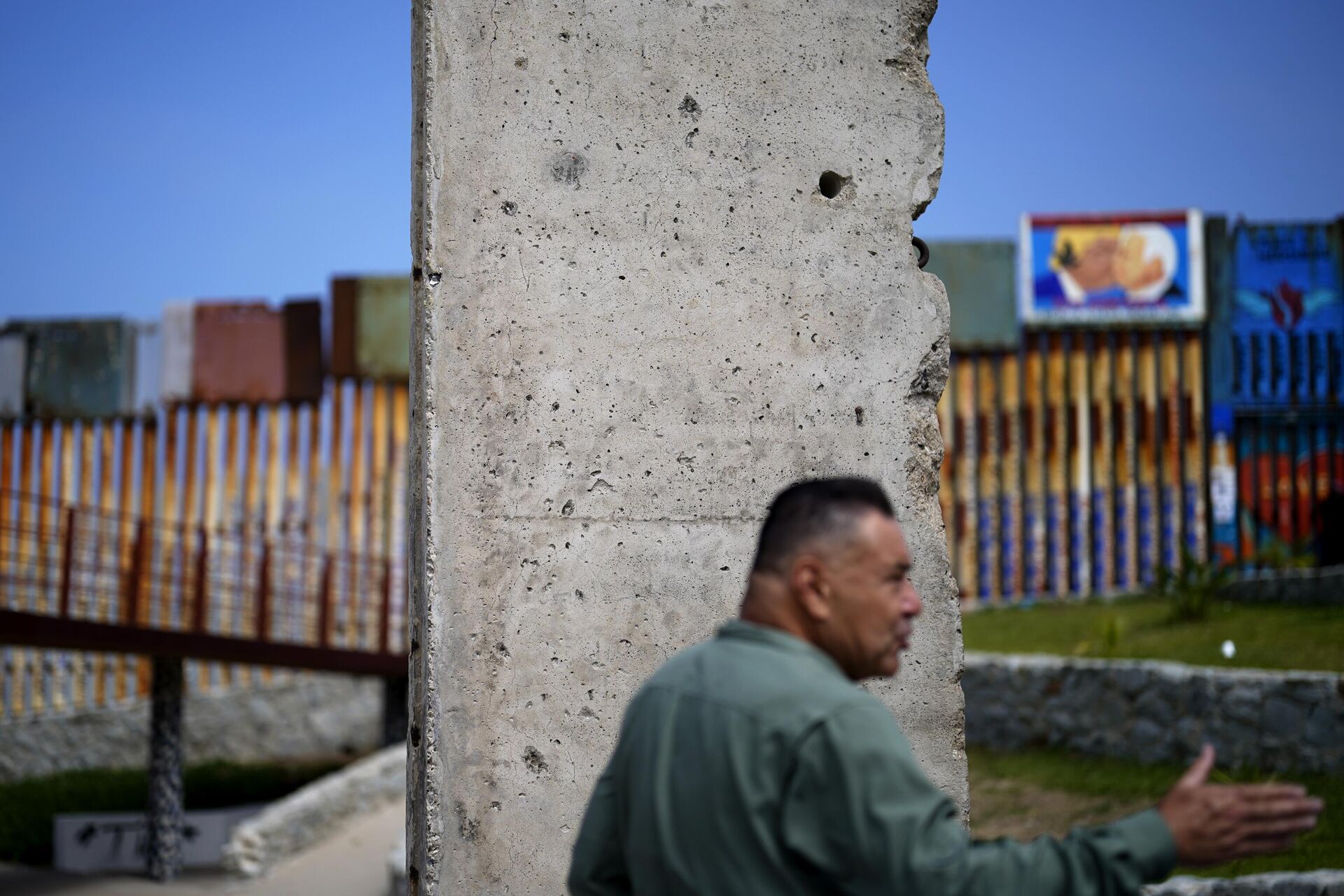 САД граде најновији део зида на америчко-мексичкој граници, a Мексико је на то одговорио постављањем остатака  Берлинског зида у неспоредној близини. - Sputnik Србија, 1920, 03.09.2023