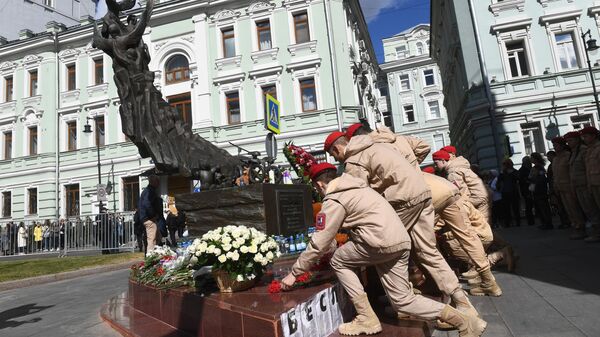 Припадници Јунармије полажу цвеће на споменик У знак сећања на жртве трагедије у Беслану у Москви - Sputnik Србија