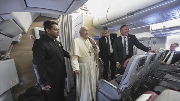 Римски папа Фрања обраћа се представницима медија у авиону на путу из Монголије за Ватикан - Sputnik Србија