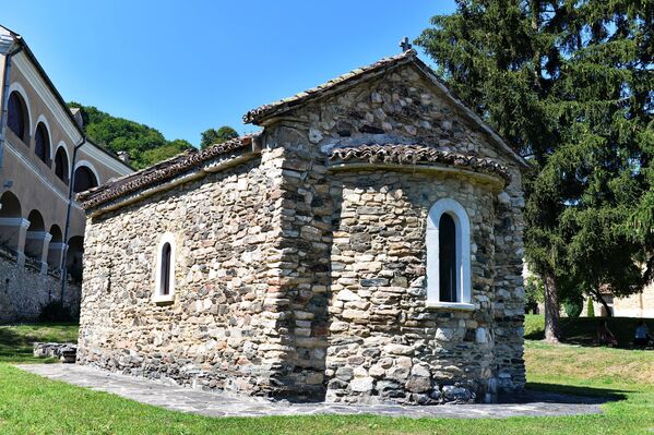 Поред Богородичене цркве, у манастирској порти се налазе и Краљева црква (цркву светих Јоакима и Ане), коју је 1314. подигао краљ Милутин, и црква Никољача (црква Светог Николе),подигнута око 1230. од стране непознатог ктитора. Поред Богородичене цркве, у манастирској порти се налазе и Краљева црква (цркву светих Јоакима и Ане), коју је 1314. подигао краљ Милутин, и црква Никољача (црква Светог Николе),подигнута око 1230. од стране непознатог ктитора. - Sputnik Србија