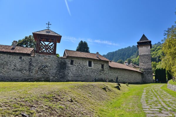 На самом почетку, када је манастир основан, с обзиром да је представљао породични краљевски манастир Немањића, он није био доступан обичним људима. Приступ манастиру био је строго контролисан од стране војне страже распоређене на околним брдима. Наравно, касније се то мења и светиња постаје водиља народу из ових крајева, због чега је често био на удару разних освајача, посебно Османлија након пада последње српске средњовековне државе 1459. године. На самом почетку, када је манастир основан, с обзиром да је представљао породични краљевски манастир Немањића, он није био доступан обичним људима. Приступ манастиру био је строго контролисан од стране војне страже распоређене на околним брдима. Наравно, касније се то мења и светиња постаје водиља народу из ових крајева, због чега је често био на удару разних освајача, посебно Османлија након пада последње српске средњовековне државе 1459. године. - Sputnik Србија