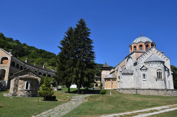Према предању велики жупан је волео да у овом крају лови јелене, па је висораван подно планине Радочело изабрао за место на коме ће подићи манастир, који ће касније постати породична гробница Немањића.Након завршеног већег дела послова у изградњи, у пролеће 1196. године, Стефан Немања се одриче престола у корист свог сина Стефана Првовенчаног и повлачи се у своју задужбину.Године 1198. године одлази у своју другу задужбину, манастир Хиландар, где је примио монашки постриг и узео име Симеон (касније познатији као Свети Симеон Мироточиви). Ту је и умро 1199. године. Према предању велики жупан је волео да у овом крају лови јелене, па је висораван подно планине Радочело изабрао за место на коме ће подићи манастир, који ће касније постати породична гробница Немањића.Након завршеног већег дела послова у изградњи, у пролеће 1196. године, Стефан Немања се одриче престола у корист свог сина Стефана Првовенчаног и повлачи се у своју задужбину.Године 1198. године одлази у своју другу задужбину, манастир Хиландар, где је примио монашки постриг и узео име Симеон (касније познатији као Свети Симеон Мироточиви). Ту је и умро 1199. године. - Sputnik Србија