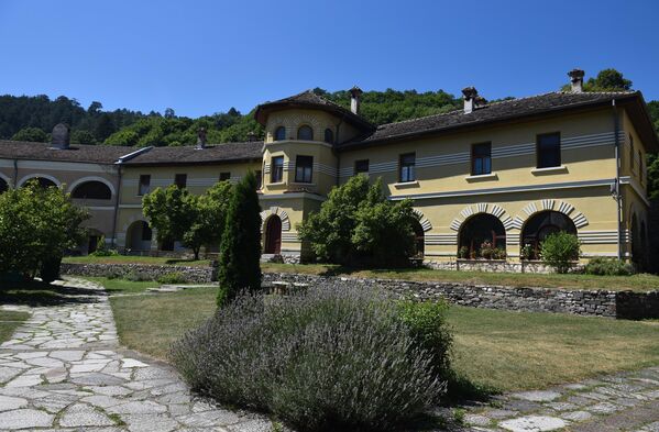 У манастирској порти се налазе и Монашки конак, библиотека са богатим књижним фондом као и ризница коју је основао,својим вредним поклонима, српски велики жупан Стефан Немања.У студеничкој ризници се чувају и богато украшене руске грамате, попут оне коју је руски цар Алексије Михаиловић издао 25 јануара 1663. у којој одобрава, калуђерима из манастира Студенице да долазе у Русију сваке пете године ради примања помоћи за манастир, што су они кроз векове и чинили. У манастирској порти се налазе и Монашки конак, библиотека са богатим књижним фондом као и ризница коју је основао,својим вредним поклонима, српски велики жупан Стефан Немања.У студеничкој ризници се чувају и богато украшене руске грамате, попут оне коју је руски цар Алексије Михаиловић издао 25 јануара 1663. у којој одобрава, калуђерима из манастира Студенице да долазе у Русију сваке пете године ради примања помоћи за манастир, што су они кроз векове и чинили. - Sputnik Србија