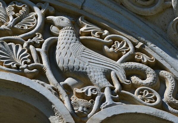 Студенички орао. По старом монашком предању сачуваном у Манастиру Студеници, мермерни орао из 12. века исклесан на надвратнику улаза у главну студеничку цркву представља Стефана Немању Студенички орао. По старом монашком предању сачуваном у Манастиру Студеници, мермерни орао из 12. века исклесан на надвратнику улаза у главну студеничку цркву представља Стефана Немању - Sputnik Србија