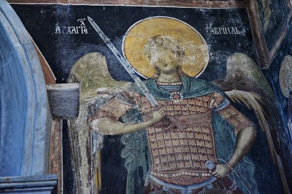 Свети архангел Михаило симбол борбе против зла.Прва значајна рестаурација је извршена 1569, када су фреске Богородичине цркве поново насликане. Почетком 17. века, пожар и земљотрес су оштетили манастир, а историјски документи и значајни делови уметничке баштине су уништени и изгубљени заувек. Свети архангел Михаило симбол борбе против зла.Прва значајна рестаурација је извршена 1569, када су фреске Богородичине цркве поново насликане. Почетком 17. века, пожар и земљотрес су оштетили манастир, а историјски документи и значајни делови уметничке баштине су уништени и изгубљени заувек. - Sputnik Србија