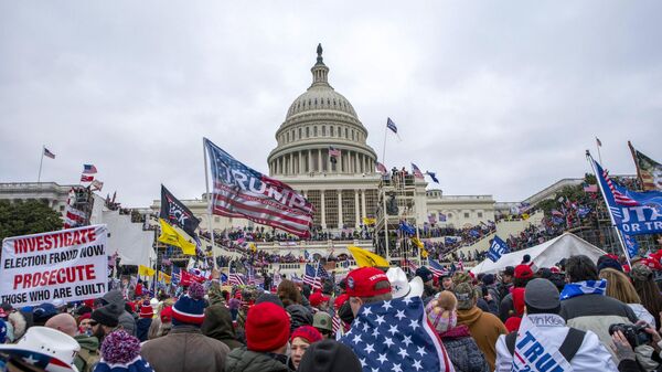 Demonstranti ispred zgrade američkog Kongresa 6. januara 2021. - Sputnik Srbija