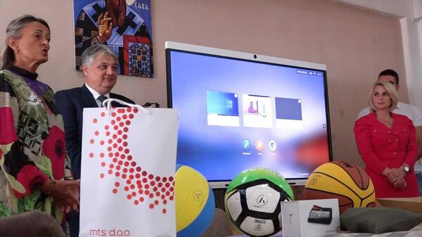 Генерални директор Телеком Србија Владимир Лучић у посети основним школама на КиМ  - Sputnik Србија