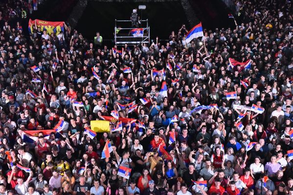 Ekspedicija srpske košarkaške reprezentacije se u noći između ponedeljka i utorka vratila u Beograd posle briljantne predstave na Filipinima gde je osvojena srebrna medalja na Svetskom prvenstvu. - Sputnik Srbija