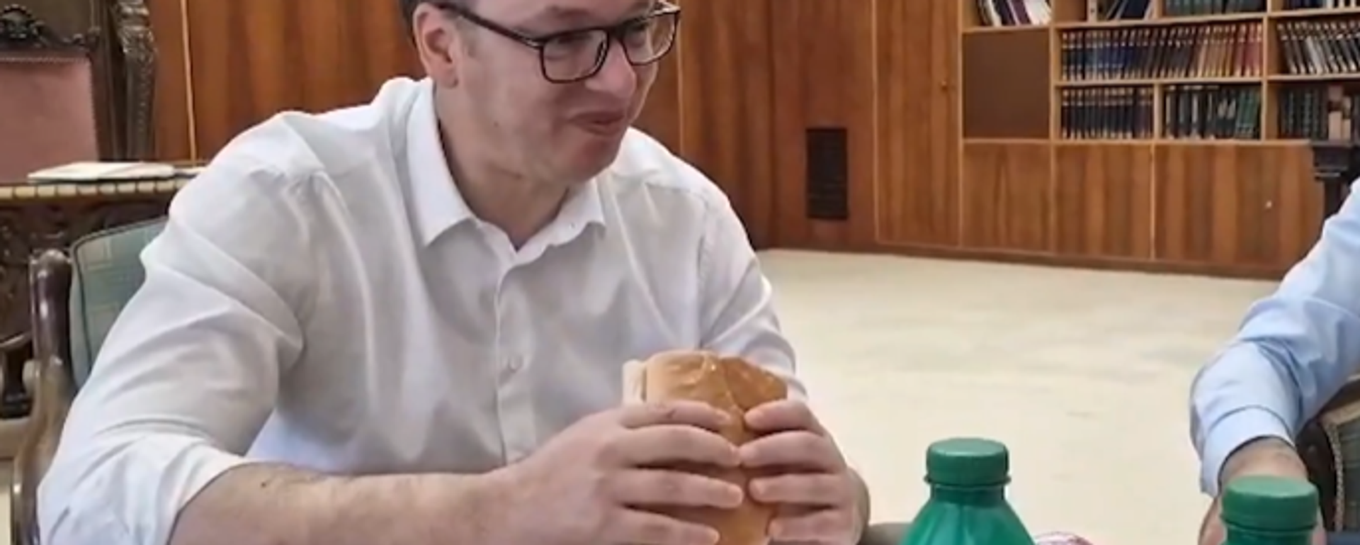 Predsednik Srbije Aleksandar Vučić doručkovao parizer i hleb - Sputnik Srbija, 1920, 13.09.2023