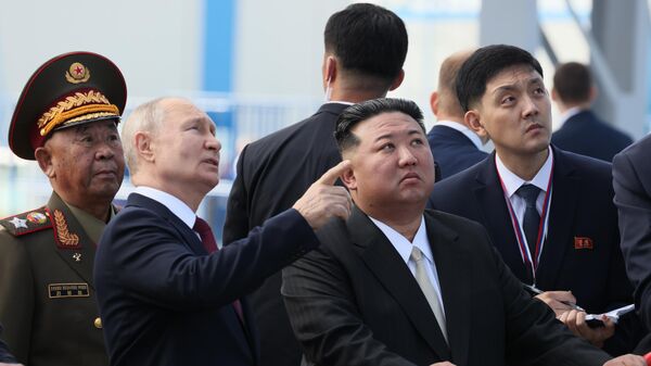 Председник Русије Владимир Путин и севернокорејски лидер Ким Џонг Ун на космодрому Восточни - Sputnik Србија