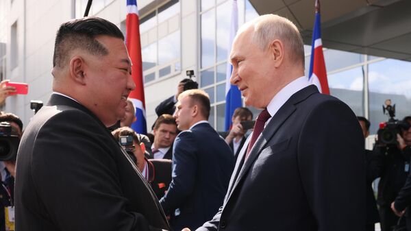 Президент РФ Владимир Путин и председатель Государственного совета КНДР Ким Чен Ын на космодроме Восточный - Sputnik Србија