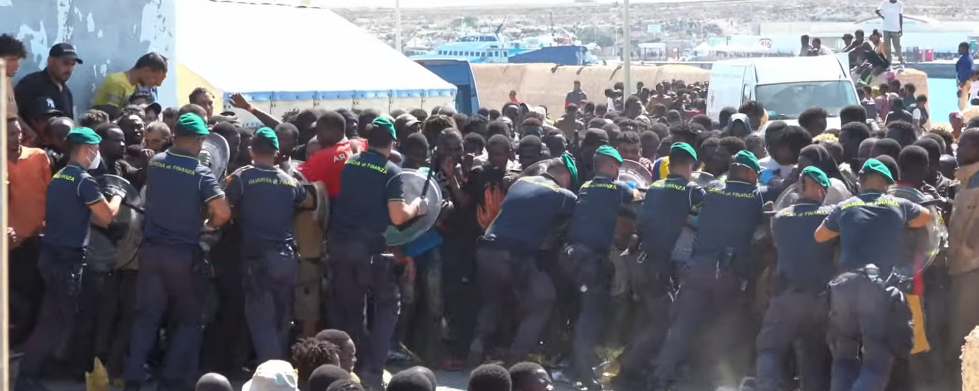 Policija sprečava migrante da sa doka dođu do unutrašnjosti ostrva Lampeduza u Italiji - Sputnik Srbija, 1920, 14.09.2023