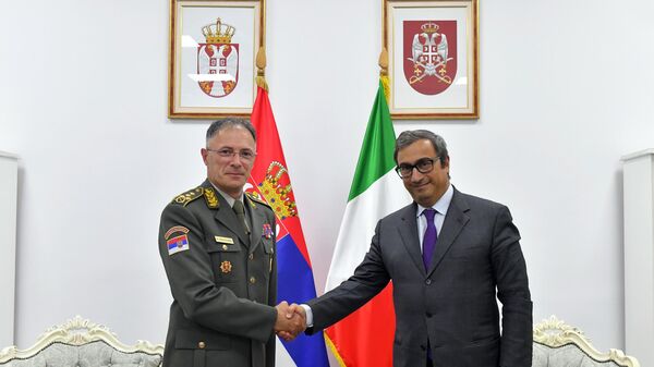 Milan Mojsilović i ambasador Italije pri NATO Marko Peronači. - Sputnik Srbija