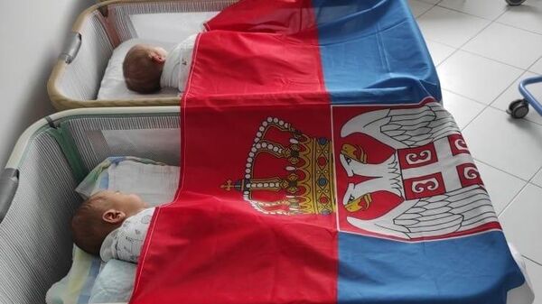 U porodilištu u Pasjanu, koje se nalazi u opštini Gnjilane na KiM, tek rođeni dečak i devojčica pokriveni su trobojkama - Sputnik Srbija