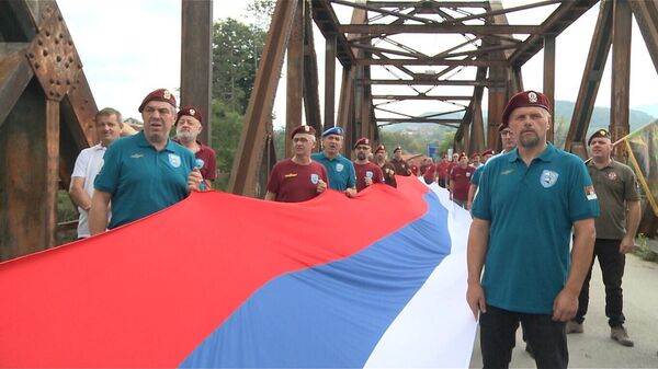 Veterani Srbije i RS raširili zastavu dugu 50 metara na mostu preko Drine između Bajine Bašte i Skelana, arhivska fotografija - Sputnik Srbija