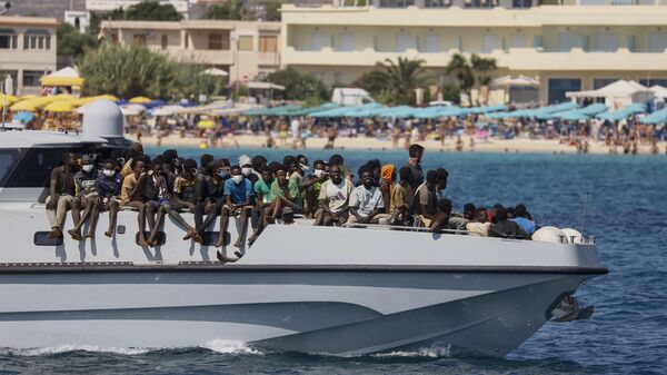 Migranti na italijanskom ostrvu Lampeduza - Sputnik Srbija