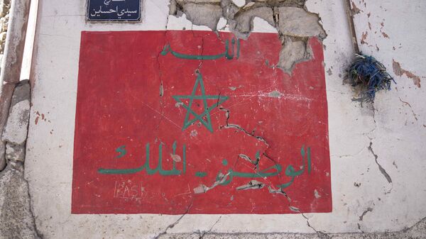 Зид са осликаном заставом Марока и натписом Бог, нација, краљ - Sputnik Србија