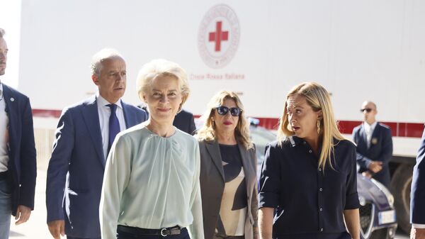 Predsednik Evropske komisije Ursula fon der Lajen i premijer Italije Đorđa Meloni u obilasku Lampeduze - Sputnik Srbija