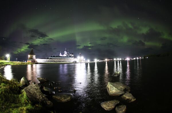 Polarna svetlost primećena na Soloveckom ostrvu u Arhangelskoj oblasti. U pozadini je Solovecki manastir. - Sputnik Srbija