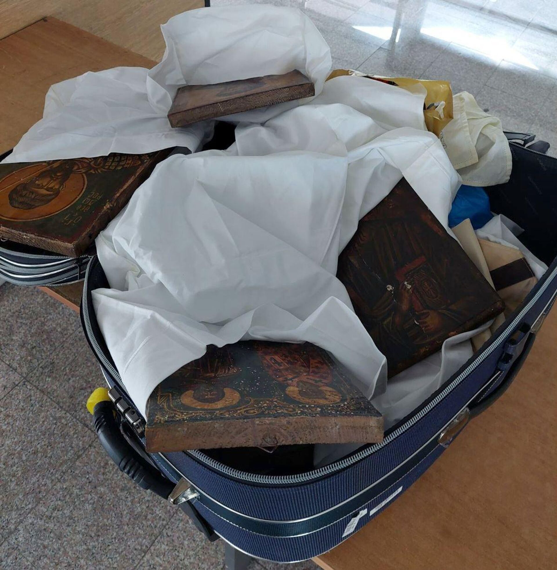 Ikone su bile uvijene u belo platno - Sputnik Srbija, 1920, 19.09.2023