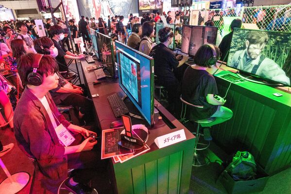 Отварање 21. септембра укључивало је разне програме и излагања познатих имена из гејминг индустрије, укључујући Мајкрософт Корпорејшн Јапан и СЕГА/АТЛУС. - Sputnik Србија